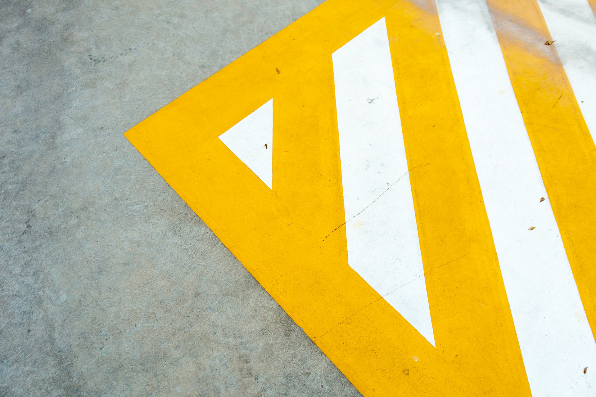 Yellow Curbs: The After-Hours Parking Perk You Didn’t Know About!